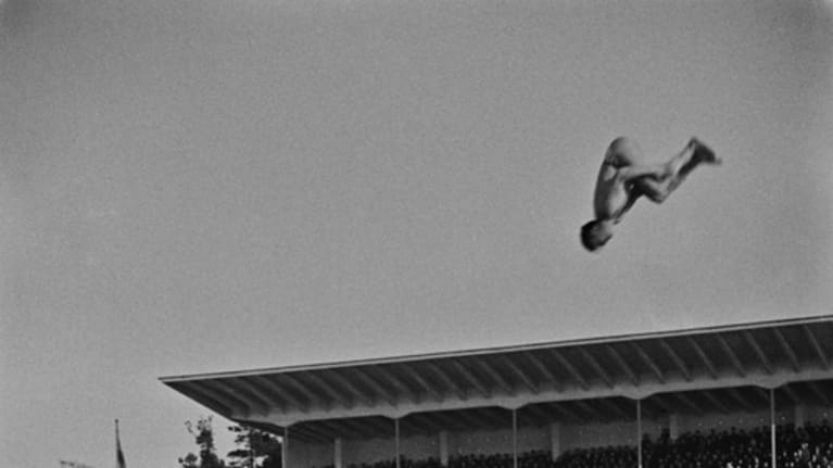 Uimahyppynäytös Soutustadionilla vuonna 1946.