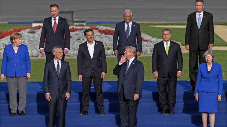 Yhdysvaltain presidentti Donald Trump (kesk.) osallistui eurooppalaisten Nato-maiden johtajien ja pääsihteeri Jens Stoltenbergin (vas.) kanssa ryhmäkuvaan illallisen yhteydessä Brysselissä.