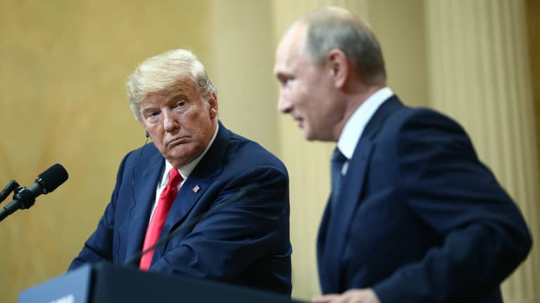 Yhdysvaltain presidentti Donald Trump ja Venäjän presidentti Vladimir Putin kuvattuna yhteisessä lehdistötilaisuudessa presidentilinnassa 16. heinäkuuta.