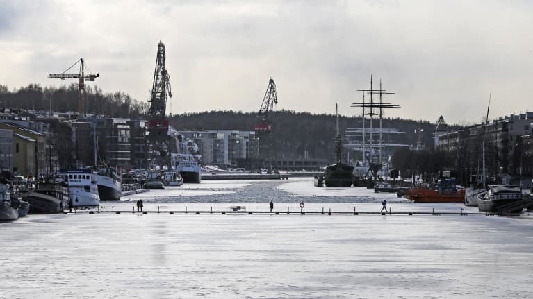 Aurajoen yli kulkeva jääsilta Turussa Maaliskuussa 2018.