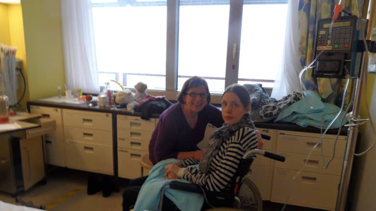 Kaisa Makkonen ja hänen äitinsä Marja Makkonen Wienin-sairaalassa