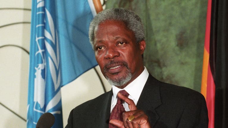 Vastavalittu YK:n pääsihteeri Kofi Annan puhumassa.