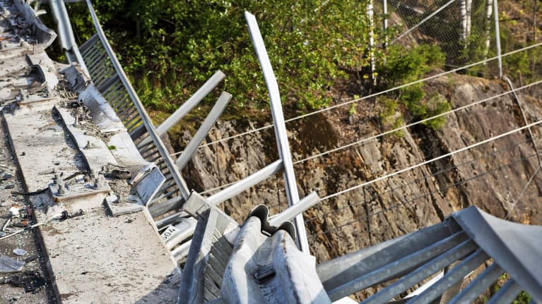 Sillan kaide, josta bussi meni läpi junaradalle.