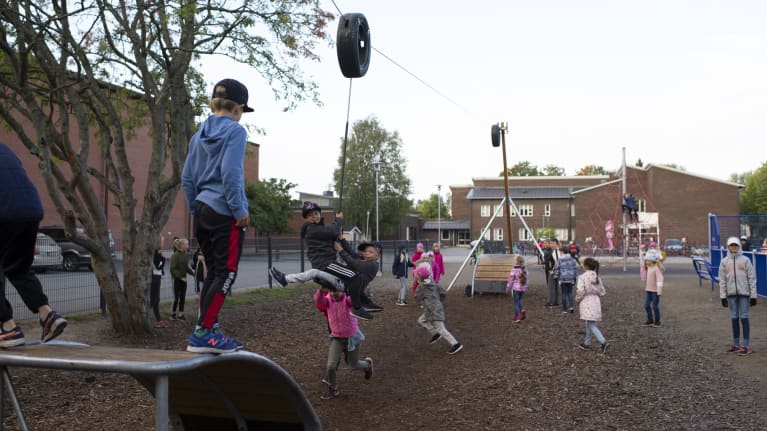 Lapsia väistötilan pihamaalla leikkimässä, Kokkola.