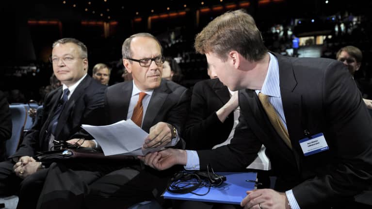 Stephen Elop (vas.), Jorma Ollila (kesk.) ja Risto Siilasmaa kuvattuna Nokian vuotuisessa kokouksessa Helsingissä toukokuussa 2012.