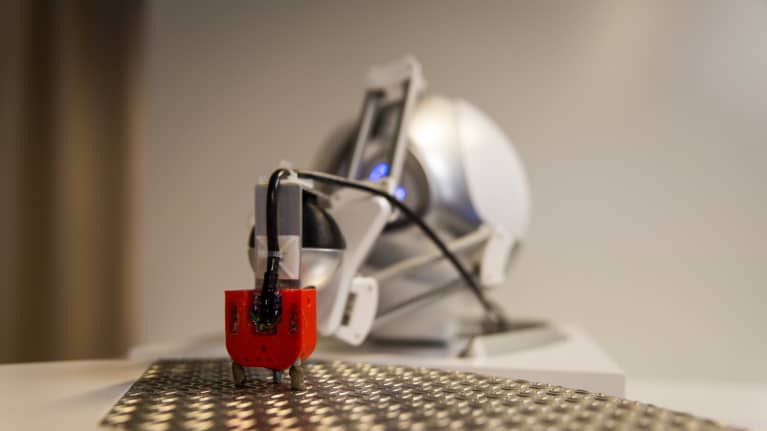 Etäohjattavalla robotilla käyttäjä voi tuntea sormissaan jopa pintojen eroja.