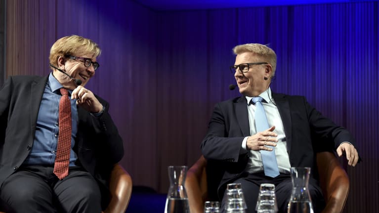 Suomen Ilmastopaneelin puheenjohtaja professori Markku Ollikainen (vas.) ja asunto-, energia- ja ympäristöministeri Kimmo Tiilikainen ilmastonmuutospaneelissa Helsingissä maanantaina.