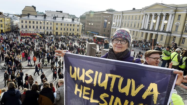 Irma Nuuttila esitteli "Uusiutuva Helsinki Nyt" -banderolliaan Tuomiokirkon portailla Senaatintorilla ennen Kepa ry:n järjestämää Ilmastomarssia Helsingissä 20. lokakuuta