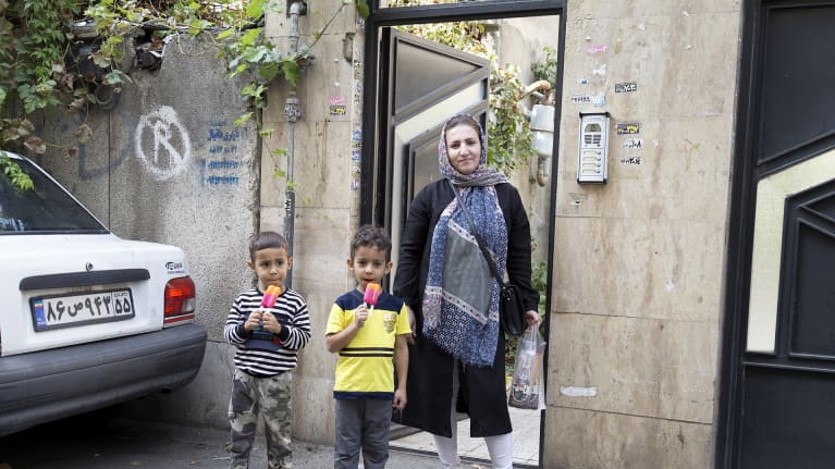 Fatime Sadeghin mukaan perheen kaikki rahat kuluvat nyt ruokaan ja asumiseen.