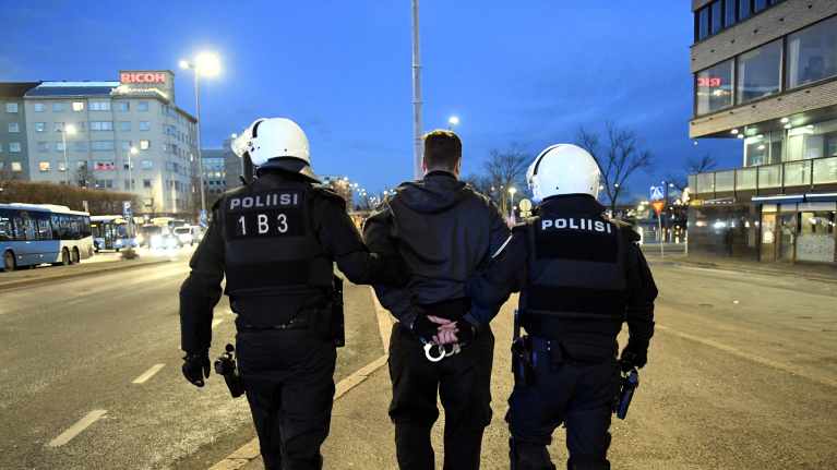 Poliisi teki kiinniottoja uusnatsien Kohti vapautta! -marssin saapuessa Hakaniemeen Helsingissä itsenäisyyspäivänä 6. joulukuuta 2018.