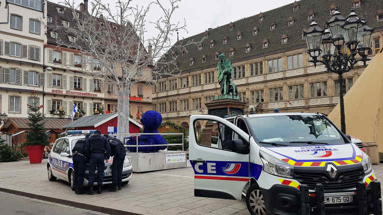 Poliisiautoja torilla.