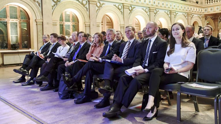 Oikealta SDP:n 1. varapuheenjohtaja Sanna Marin, sinisten puheenjohtaja Sampo Terho, kokoomuksen puheenjohtaja Petteri Orpo, vihreiden puheenjohtaja Pekka Haavisto, vasemmistoliiton puheenjohtaja Li Andersson, seitsemän tähden liikkeen puheenjohtaja Paavo Väyrynen, perussuomalaisten puheenjohtaja Jussi Halla-aho, kristillisten puheenjohtaja Sari Essayah, ruotsalaisen eduskuntaryhmän puheenjohtaja Thomas Blomqvist ja keskustan puheenjohtaja Juha Sipilä Maaseudun Tulevaisuuden ja MTK:n ilmastoaiheisessa vaalitentissä Helsingissä 9. tammikuuta