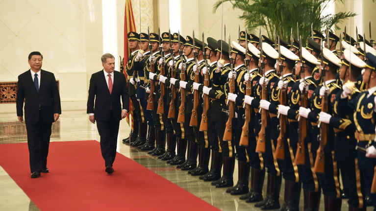 Xi Jinping ja Sauli Niinistö tarkastavat kunniavartion.