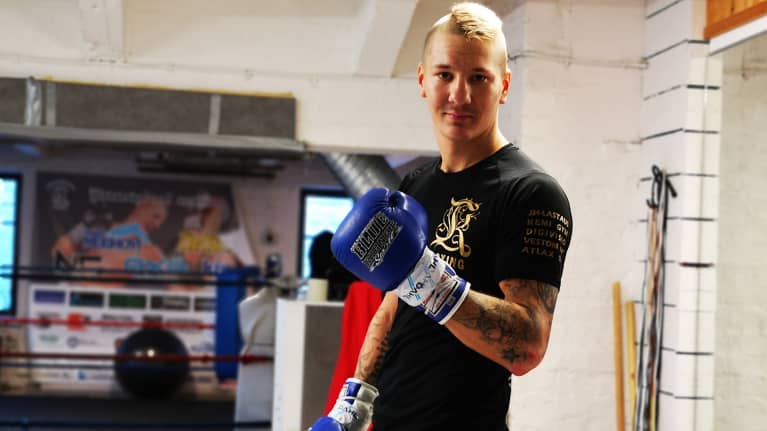 Ammattinyrkkeilijä Henri Kekäläinen.