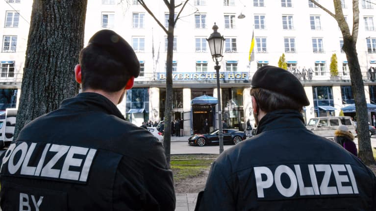 Poliisit partioivat kokouspaikan edustalla Münchenissä.