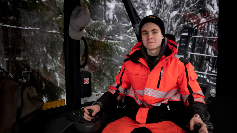 Metsäkoneen kuljettajaksi opiskeleva Juuso Lehtomäki istuu ajokoneen ohjaimissa