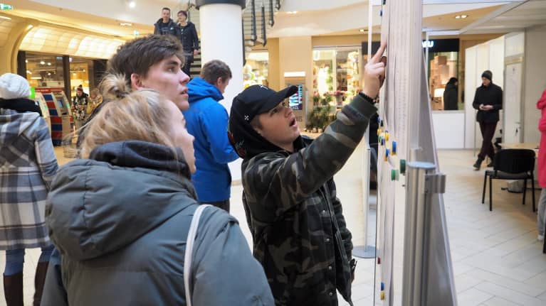 Tallinnalaisnuoret miettivät sunnuntaina Solaris-kauppakeskuksen äänestyspaikalla, ketä ehdokasta äänestäisivät.