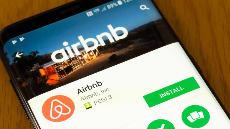 airbnb sovellus kännykässä