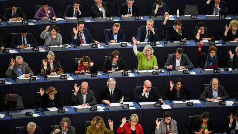 Europarlamentaarikkoja numeroiduilla paikoillaan
