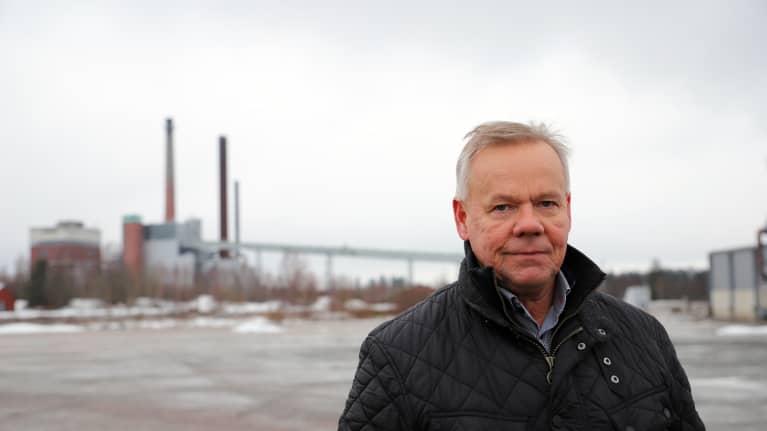 Redeve Oy:n hallituksen puheenjohtaja Jari Lahtinen Myllykosken paperitehtaan edustalla. 