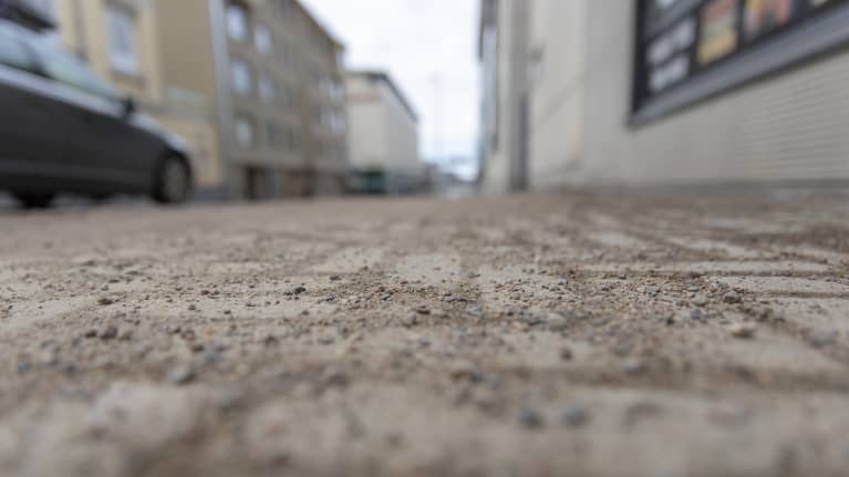 Jalkakäytävillä liukkaudentorjunnassa käytetään hiekoitushiekkaa.