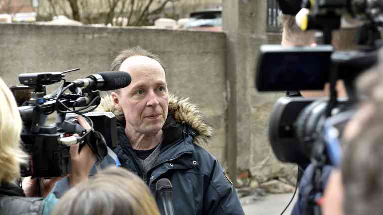 Jussi Halla-Aho median haastateltavana ennen äänestämistään Elias-koulussa Eirassa 14. huhtikuuta.  