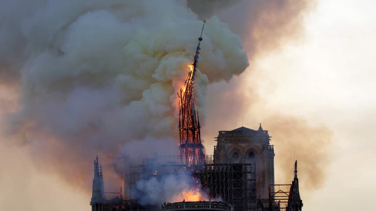 Notre Damen korkea torni katkesi palossa.