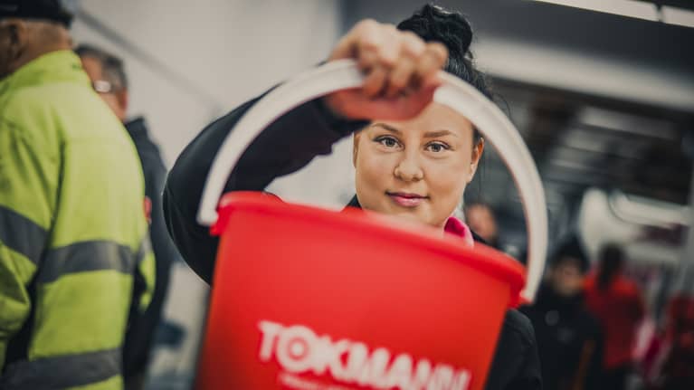 Kristiina Kautto sai yllätysämpärin Äänekosken Tokmannin avajaisissa.