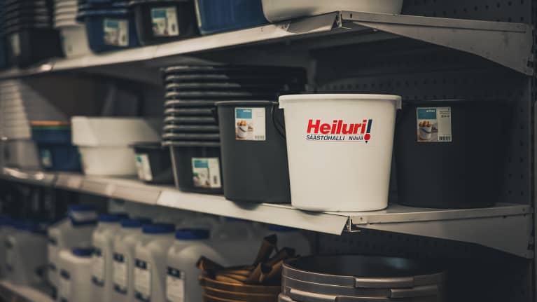 Tiettävästi Suomen ensimmäiset ilmaisämpärit olivat valkoisia ja niissä oli nilsiäläisen Säästöhalli Heilurin tarrat.