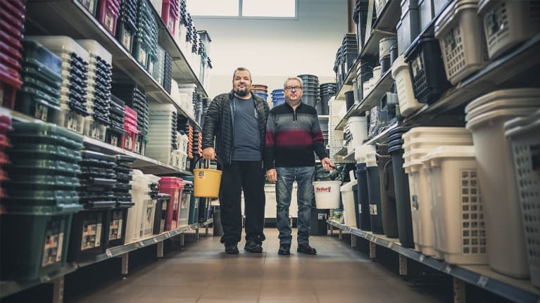 Timo Puustinen jatkaa isänsä Sakarin jälkeen Jyskän Varastomyymälän johdossa. 