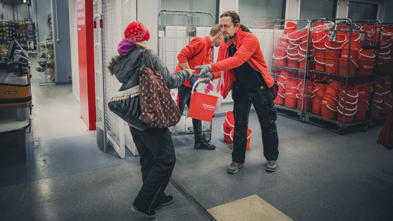 Ilmaisia yllätysämpäreitä jaetaan Äänekosken Tokmannin avajaisissa.