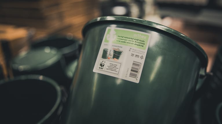 Mereen ja rannoille hylätyistä kalaverkoista valmistetaan nyt ämpäreitä.