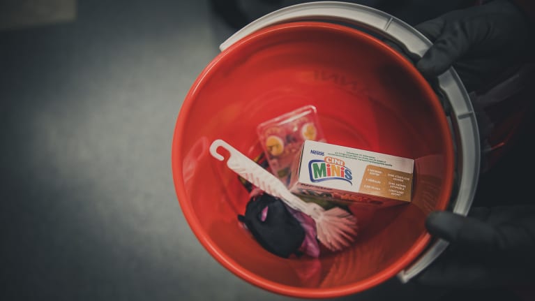 Yllätysämpäreistä voi löytyä mitä vaan, vaikkapa tutteja, tiskiharja ja energiapatukoita.