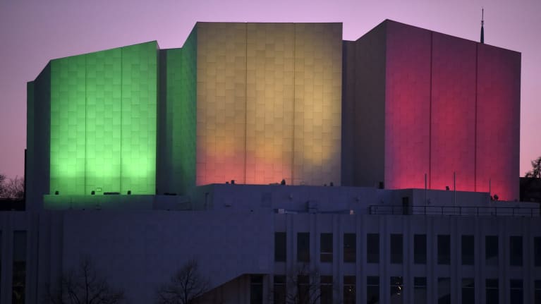 Finlandia-talo Helsingissä valaistiin Sri Lankan lipun pääväreillä Sri Lankan terrori-iskujen uhrien muistoksi tiistaina. Itsemurhaiskut surmasivat yli 320 ihmistä Sri Lankassa pääsiäissunnuntaina. 