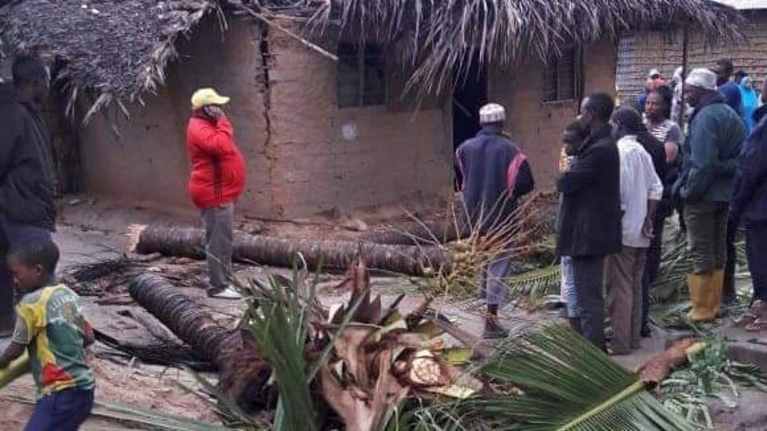 Ihmiset tutkivat sykloni Kennethin tekemiä tuhoja Pohjois-Mosambikissa. Kansainvälisen Punaisen ristin ottama kuva.