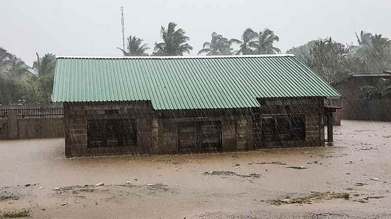 Osittain veden alla oleva talo.