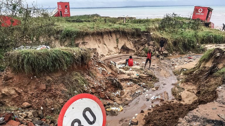Asukkaita tulvien tuhoamalla tiellä Pembassa 28. huhtikuuta.