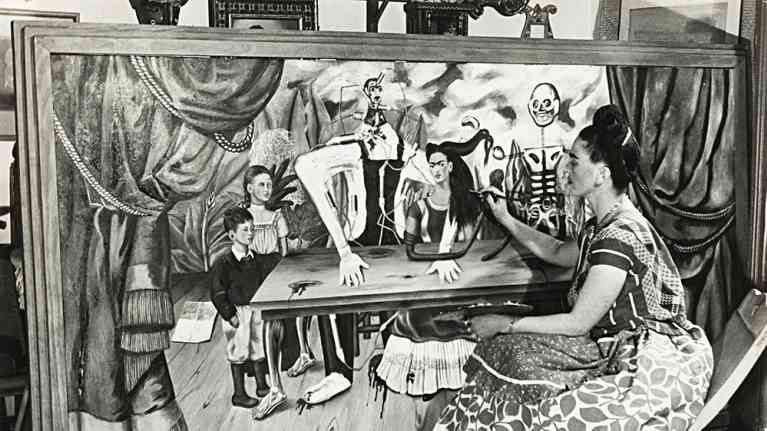 Фрида Кало работает над картиной "Раненый стол"