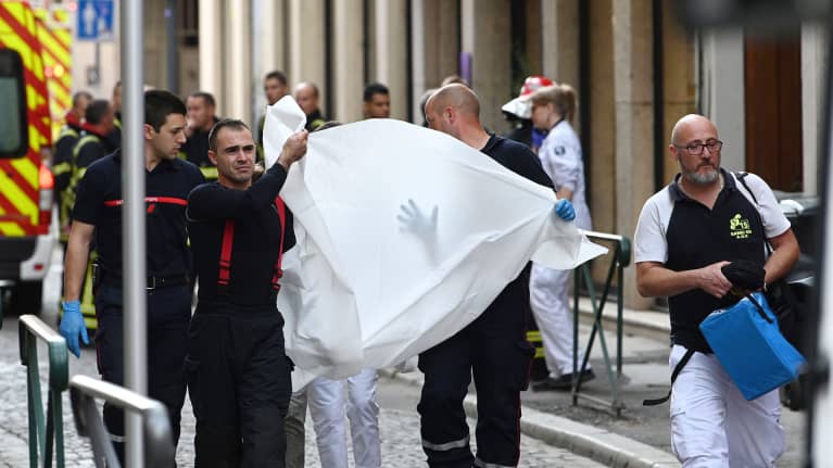 Ensiapuhenkilöstö kuljettaa loukkaantunutta sairaalahoitoon.