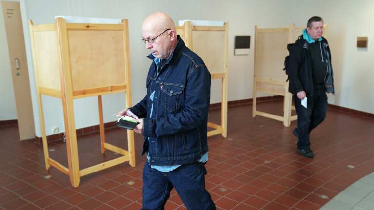Jouni Nissinen ja Pertti Ahola äänestämässä.