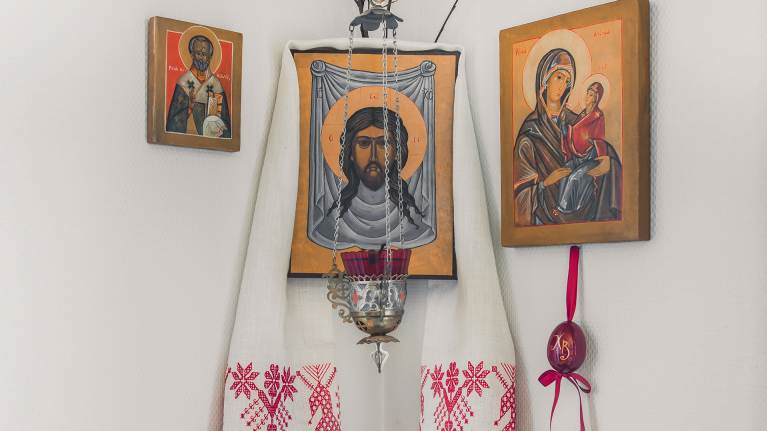 Ortodoksikristillinen käspaikka ja ikoneita.