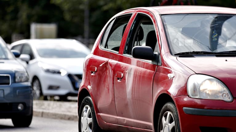 Pikkuauto pelti rutussa ampumapaikalla Helsingin Hietalahdenkadulla tiistaina 23. heinäkuuta 2019.