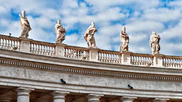 Veistosrivi Pyhän Pietarin basilikan koristekaiteessa Vatikaanissa.