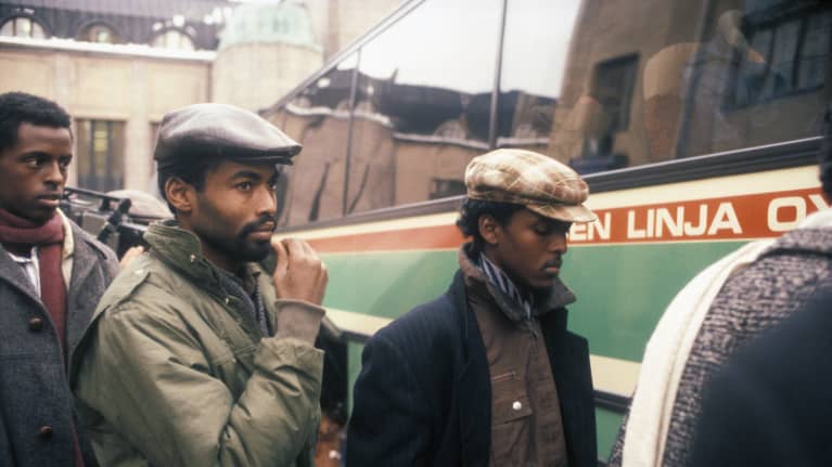 Somalialaisia pakolaisia jonottamassa linja-autoon Helsingin rautatieasemalla vuonna 1990. 