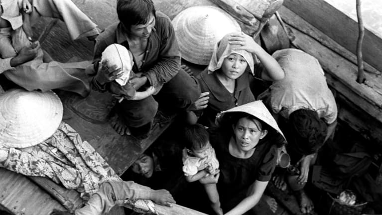 Vietnamilaisia pakolaisia veneessä