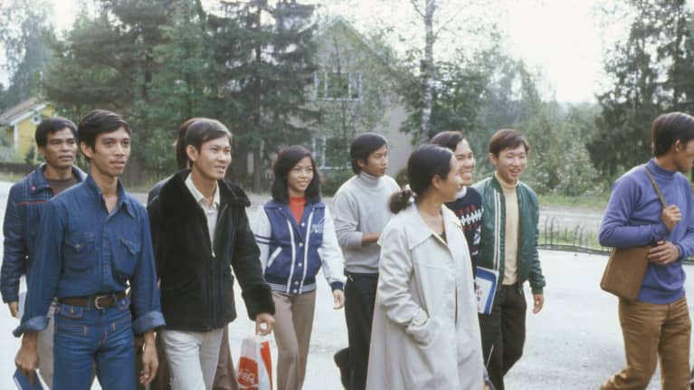 Suomen Punaisen Ristin vastaanottamat ensimmäiset Vietnamin pakolaiset Suomessa. Vietnamin venepakolaiset. Ulkomaalaiset Suomessa. Vietnamilaisia nuoria miehiä ja naisia kävelemässä maantiellä.