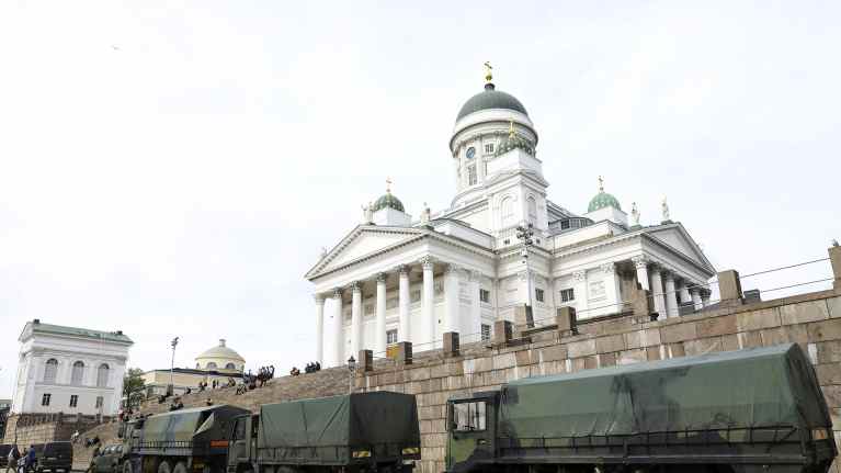 Armeijan kuljetuskalustoa Helsingin Tuomiokirkon edustalla ennen Helsingissä 21. elokuuta 2019. Venäjän presidentti Vladimir Putin saapuu myöhemmin keskiviikkona yhden päivän vierailulle.
