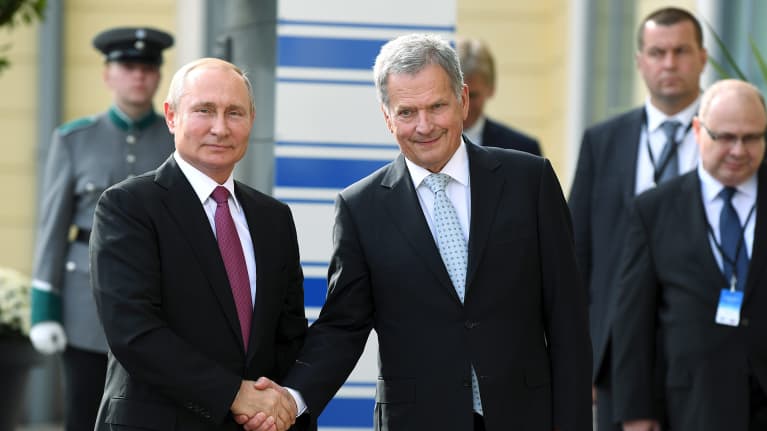 Presidentit Putin ja Niinistö kättelevät Presidentinlinnan edustalla.
