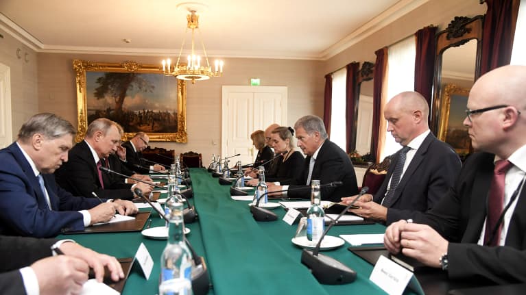Presidentit Vladimir Putin ja Sauli Niinistö neuvottelevat Presidentinlinnassa.