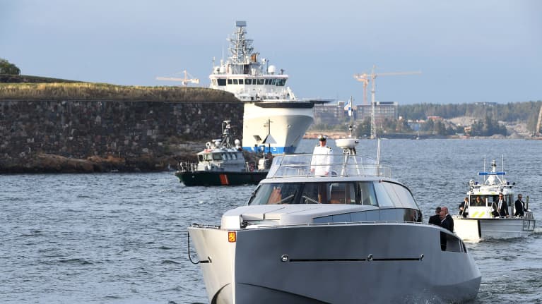 Presidenttejä kuljettava Kulataranta VIII -vene saapuu Suomenlinnaan.